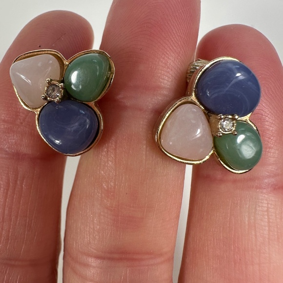 VTG Signed Avon Gold Tone Faux 3 Stone Cabochon Stud Earrings - Picture 1 of 5